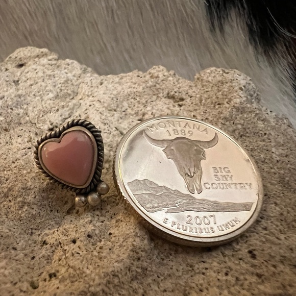 ❤️ Queen Pink Conch Heart Shaped Stud Earrings Matte Brushed Sterling Silver - Picture 6 of 14